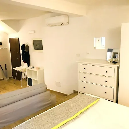 Studio Via Carlo Mayr * פררה